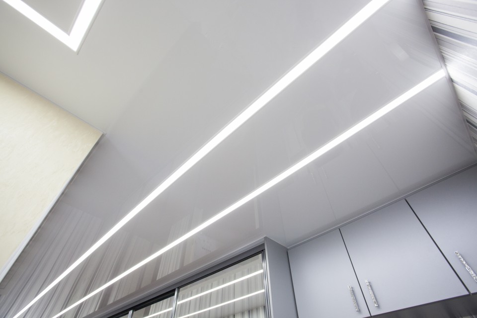 Заказать световые потолки с линией света в г. Канск